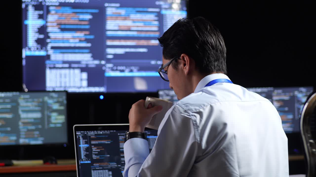 programador trabajando de noche