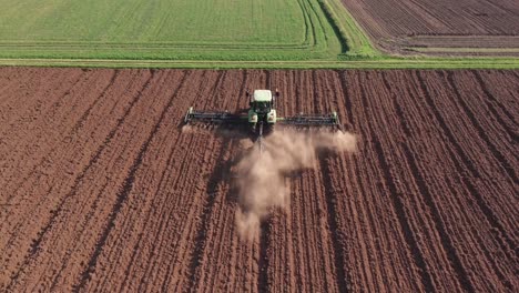 tractor arando un campo