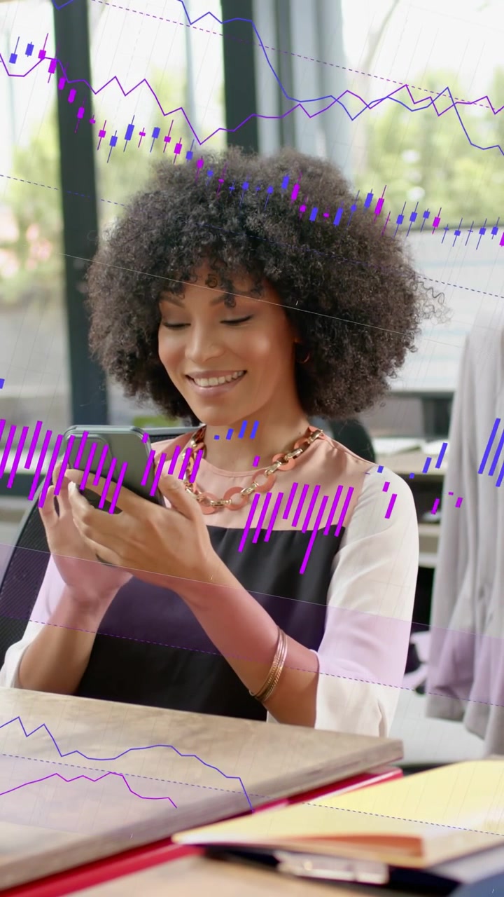 Video verticale: Impiegato che tocca il telefono, causando una sovrapposizione di grafico viola mentre controlla le finanze.