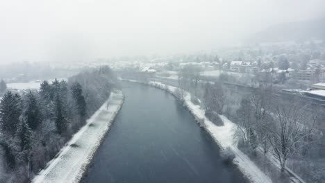 Fliegen-In-Einem-Schneesturm-über-Dem-Fluss