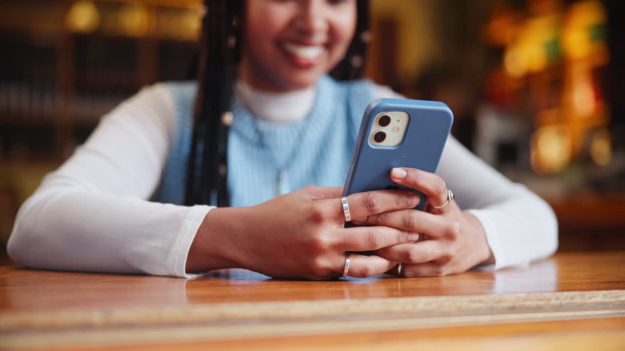 mujer usando teléfono inteligente en el interior