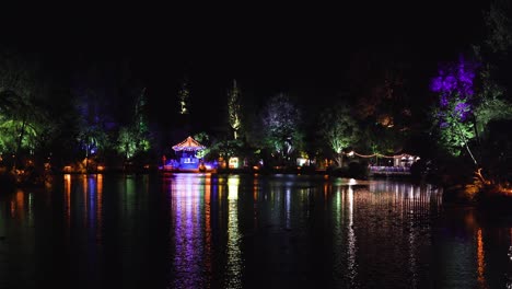 Festival-De-Luces-A-Través-Del-Lago-Por-La-Noche-En-El-Parque-Pukekura,-New-Plymouth,-Taranaki-En-Nueva-Zelanda