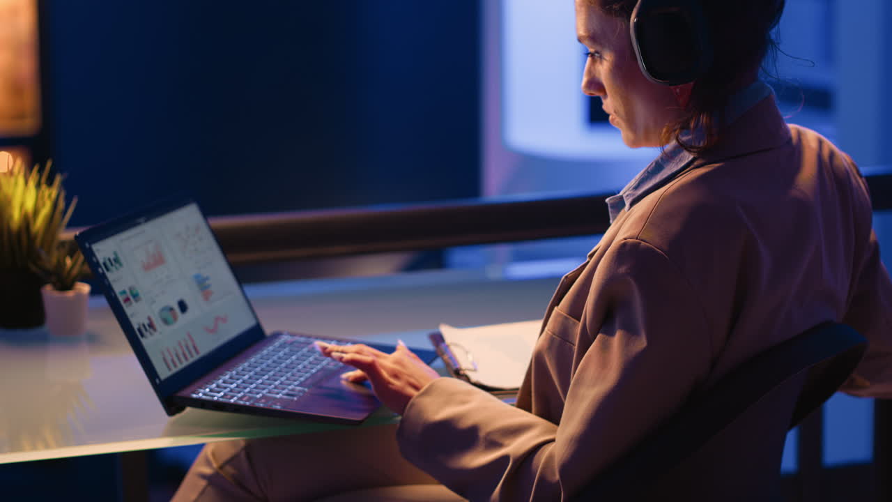 사무실에서 늦게 일하는 여자