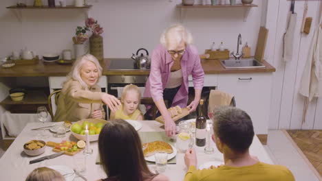 vista superior de la familia sentada en la mesa durante la cena en casa