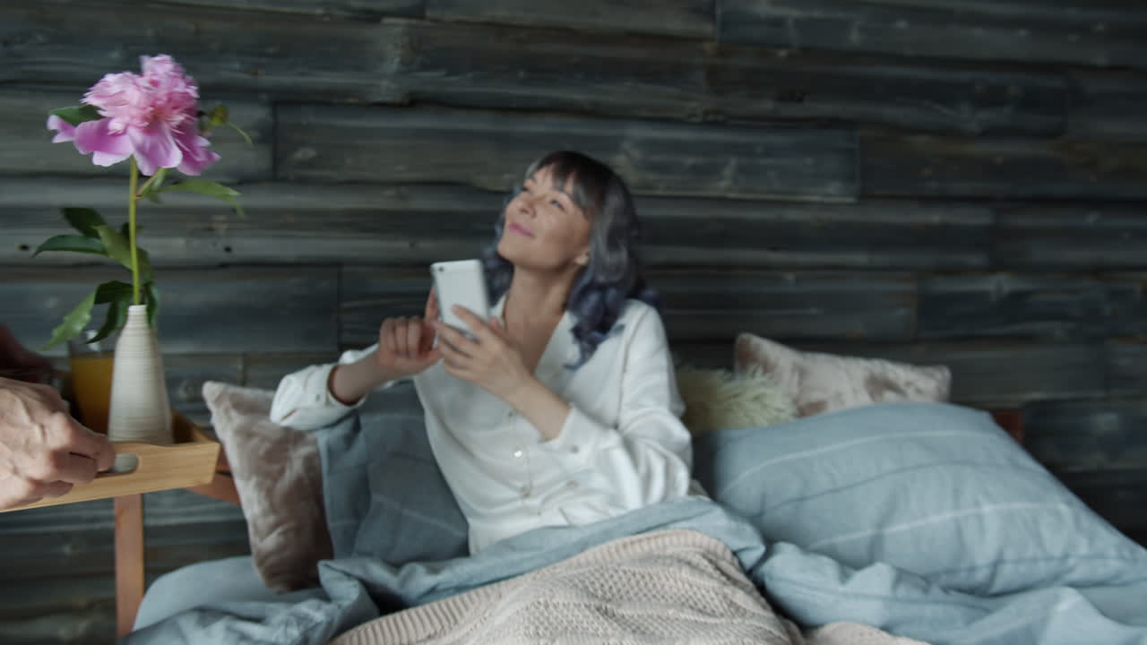 침실에 있는 커플