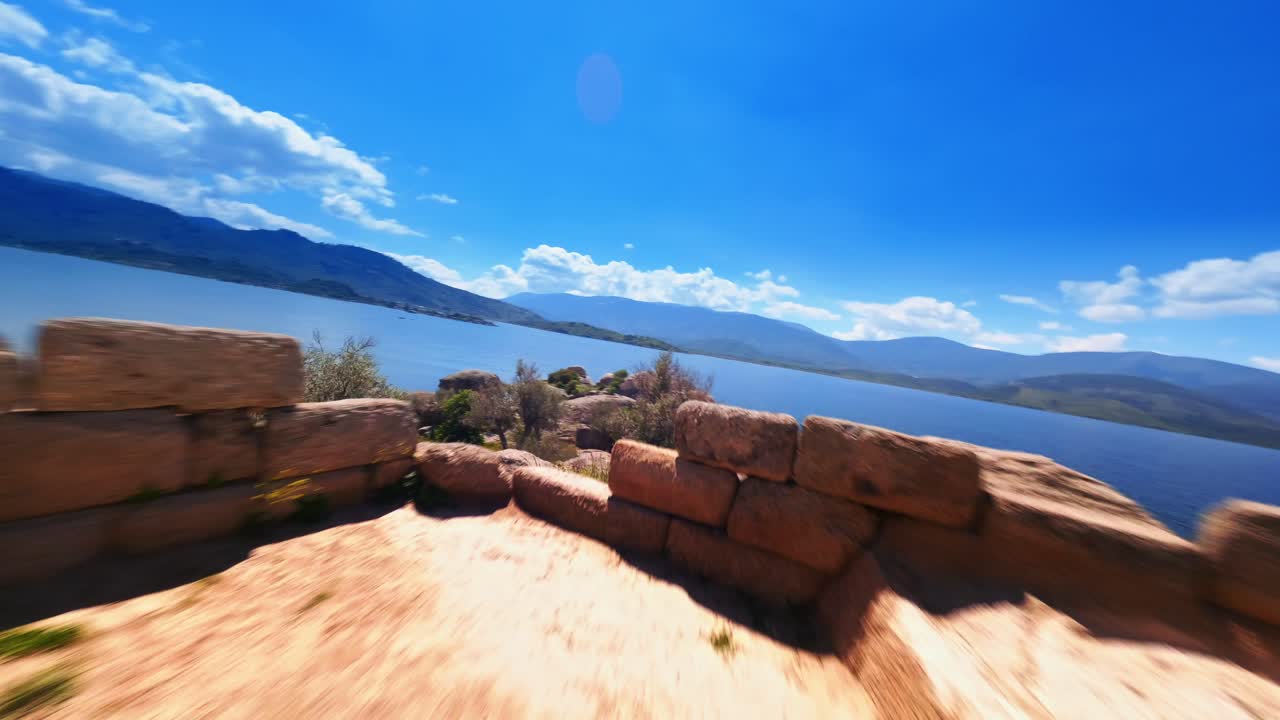 헤라클리아 라트모스의 고대 유적들을 날아다니는 fpv 드론