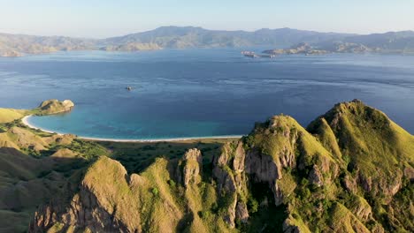 Isla-De-Padar-Norte-Al-Este-De-Komodo-Indonesia-Con-Península-De-Toro-Bat-Y-Playa-Rosa,-Toma-Aérea-De-Pedestal