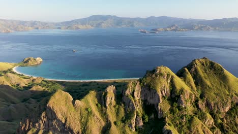 isla de padar norte al este de komodo indonesia con península de toro bat y playa rosa, toma aérea de pedestal