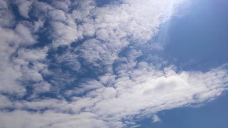 Eleganter-Langsamer-Zeitraffer-Mit-Wolken-Und-Sonneneruption