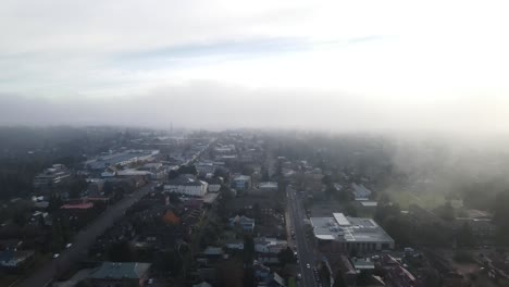 drone aéreo volando a través de las nubes sobre la ciudad de katoomba en las montañas azules