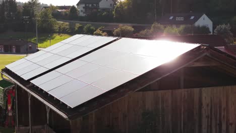 Módulos-Fotovoltaicos-De-Vidrio-Al-Atardecer-En-El-Techo-De-Una-Granja