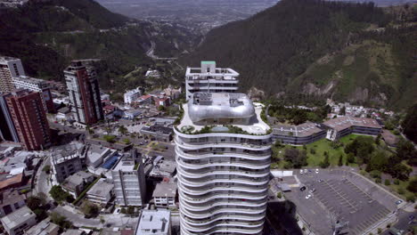 Edificio-Yoo-De-Los-Arquitectos-Uribe-Schwarzkopf,-Ubicado-En-El-Centro-Financiero-Norte-De-Quito