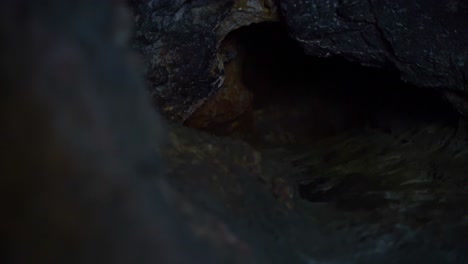 Cueva-De-Piedra-Oscura-Y-Emocionante-En-Francia