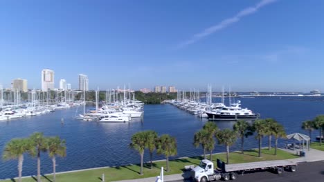 Video-Panorámico-Aéreo-De-4k-Del-Puerto-Deportivo-Y-El-Horizonte-De-La-Costa-Del-Centro-De-San-Petersburgo,-Florida