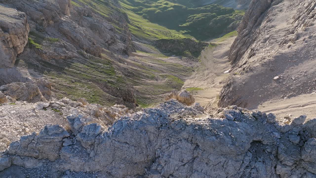 el majestuoso paisaje de los dolomitas en campill, que muestra sorprendentes formaciones de piedra caliza, exuberantes valles y sombras contrastantes