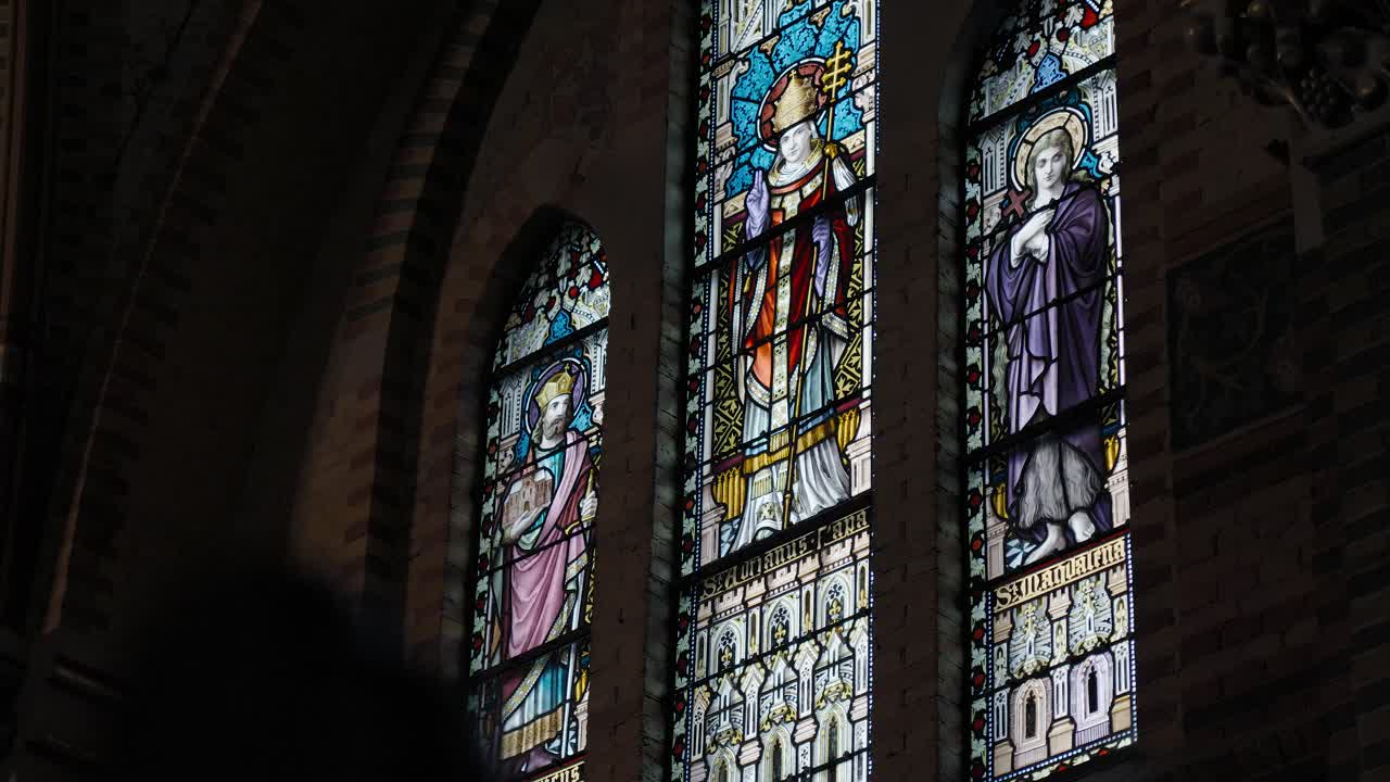 로테르담 대성당 내의 상세한 스테인드 글라스 창문의 정적 샷