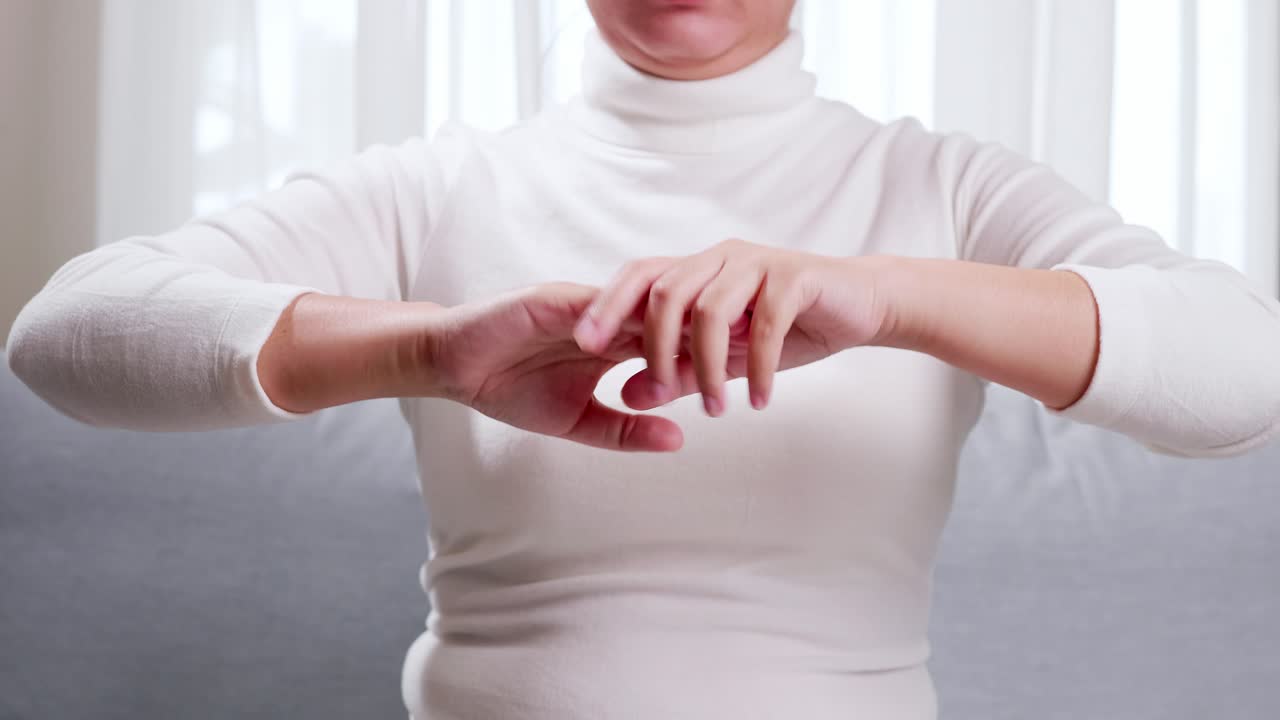 사무실에서 쉬는 시간에 셀프 핸드 마사지를 하는 젊은 여성