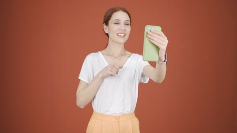 Mujer-Haciendo-Una-Videollamada-Por-Teléfono.