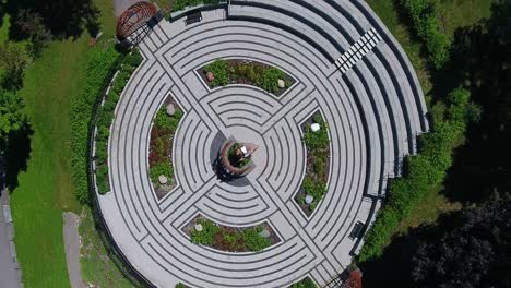 Vista-De-Arriba-Hacia-Abajo-Del-Parque-Central-De-Cullen-Con-Un-Monumento-Conmemorativo-Circular-En-La-Ciudad-De-Whitby,-Canadá