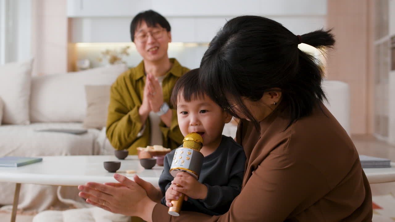 집 에서 카라오케 를 부르는 가족