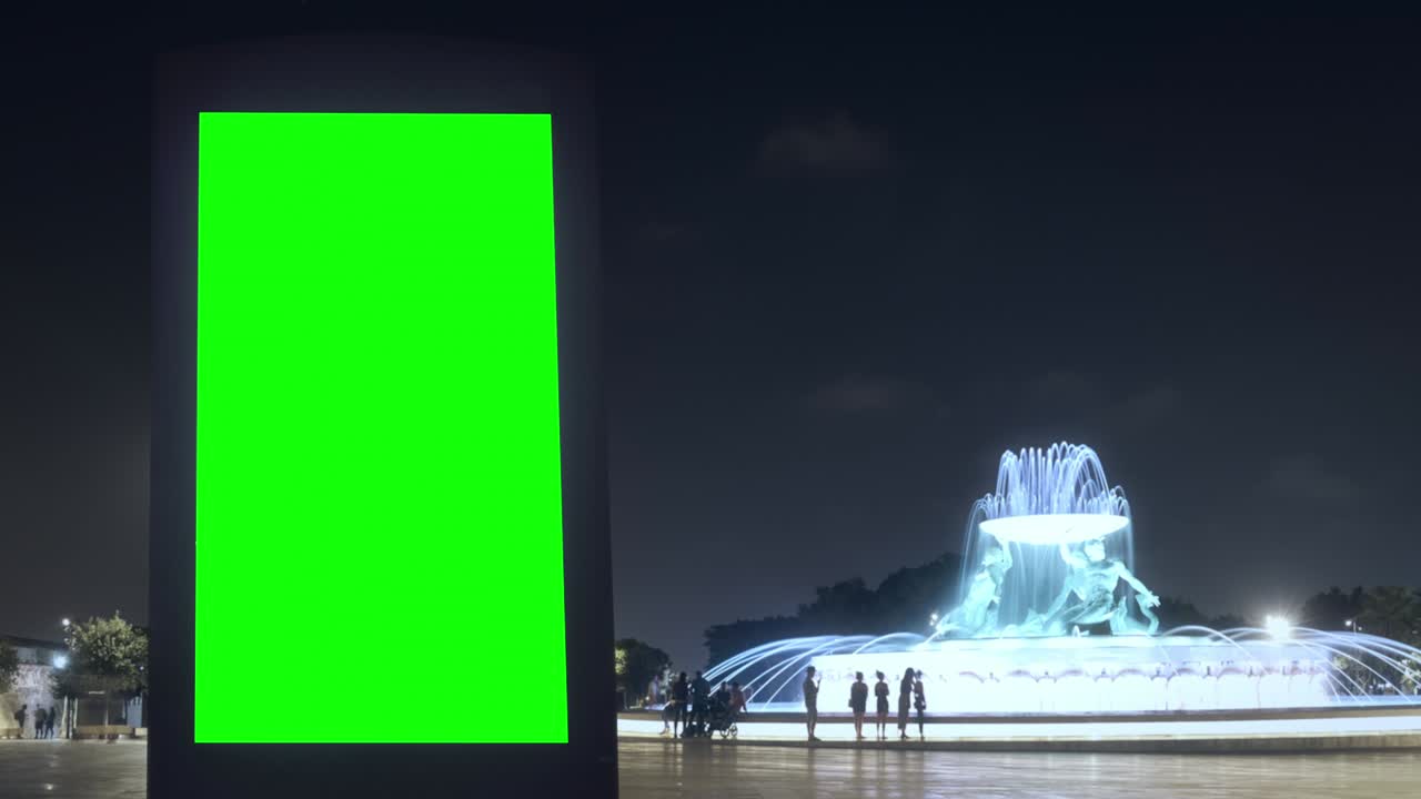 도시 광장 에 있는 초록색 스크린 광고판, 밤 에 시간 지연