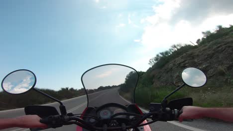 montando una motocicleta en la montaña penteli en grecia