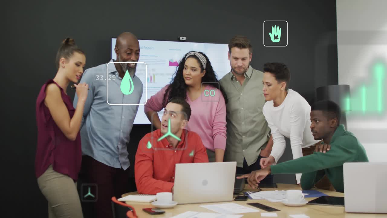 Equipo presentando datos de sostenibilidad en una oficina empresarial con iconos ecológicos flotantes y fragmentos de código.