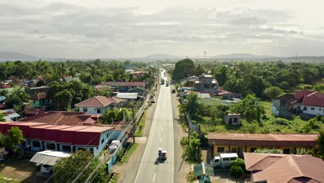 Paisaje-Nublado-Aéreo-Cinematográfico,-Tráfico-Rodado-Filipino,-Casas-Tropicales-4k