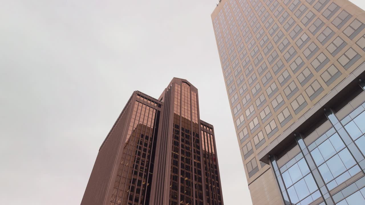 Forward motion toward a tall building while maintaining a wide upward angle