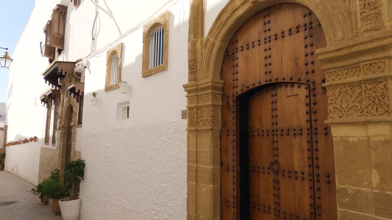 vista de la puerta de madera y la decoración, arquitectura tradicional marroquí en la antigua medina, rabat