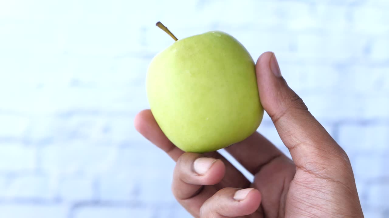 Grønt Æble i Hånden
