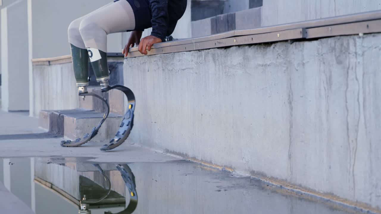 장애인 운동 선수 들 이 스포츠 장소 에서 모래 를  ⁇ 는 것 4k