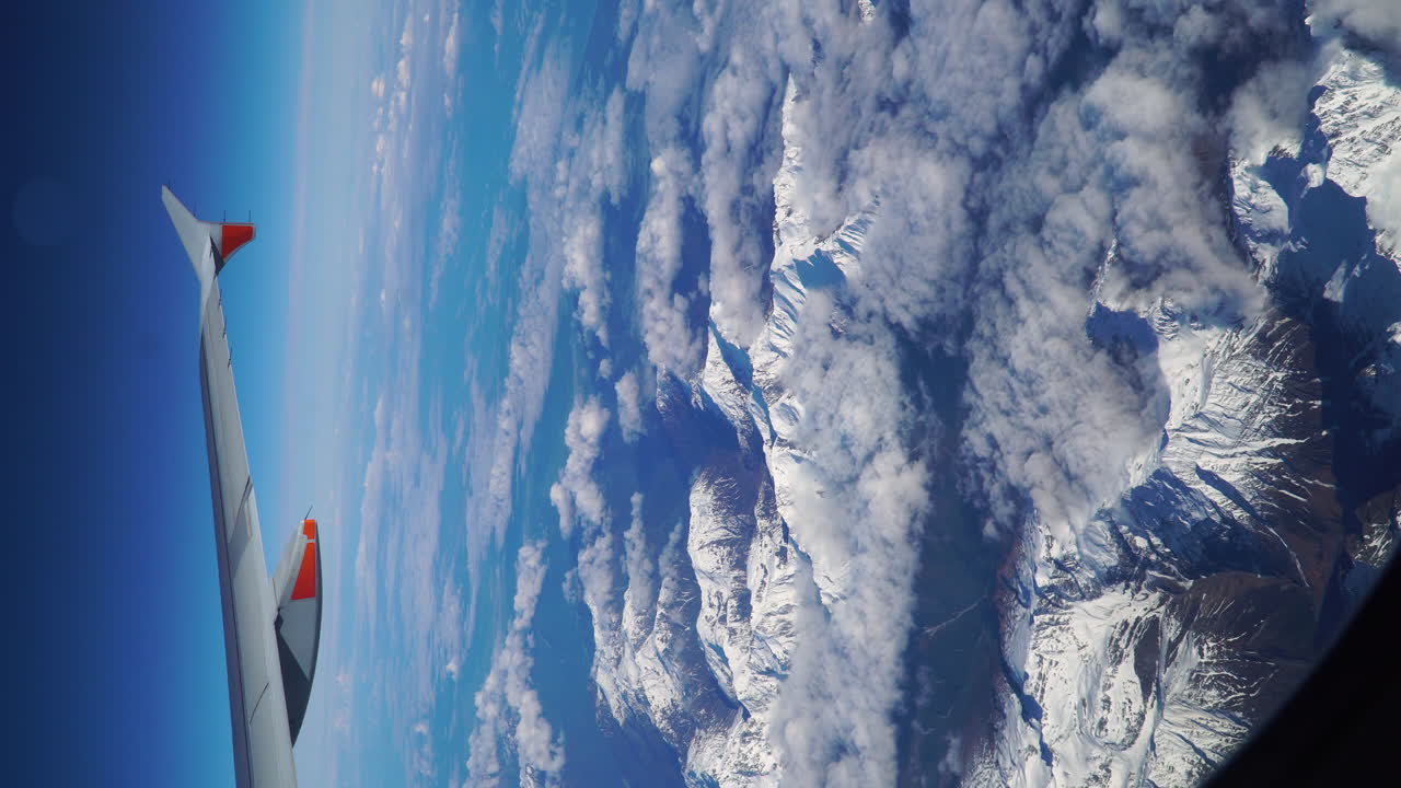 tiro de cardán vertical desde el interior del avión mirando los notables con nieve