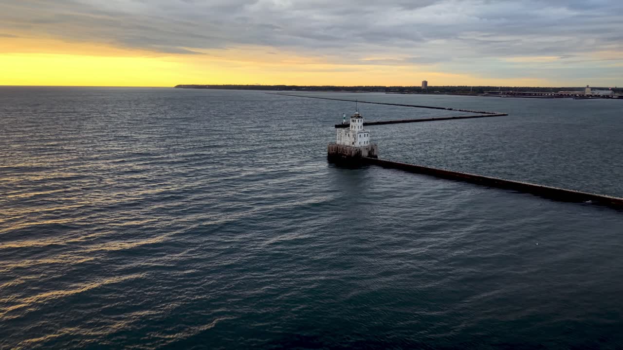 vista aérea del rompeolas y el faro de Milwaukee, Wisconsin