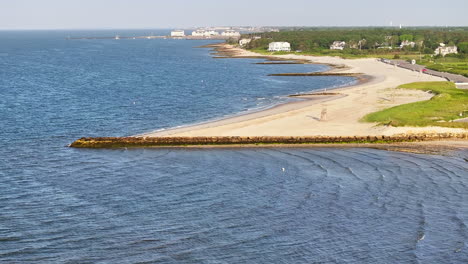 Una-Vista-Panorámica-De-La-Playa-Roja-De-Harwich-En-Cape-Cod-Con-Un-Paisaje-Costero-Sereno