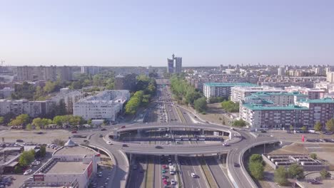 Toma-Aérea-Descendente-Lenta-De-Genex-Y-Rotonda-Y-Autopista,-Belgrado