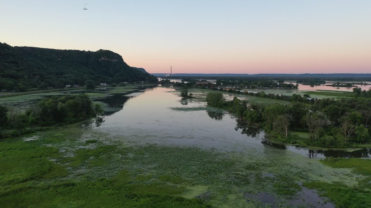 강의 해가 지는 공중 풍경