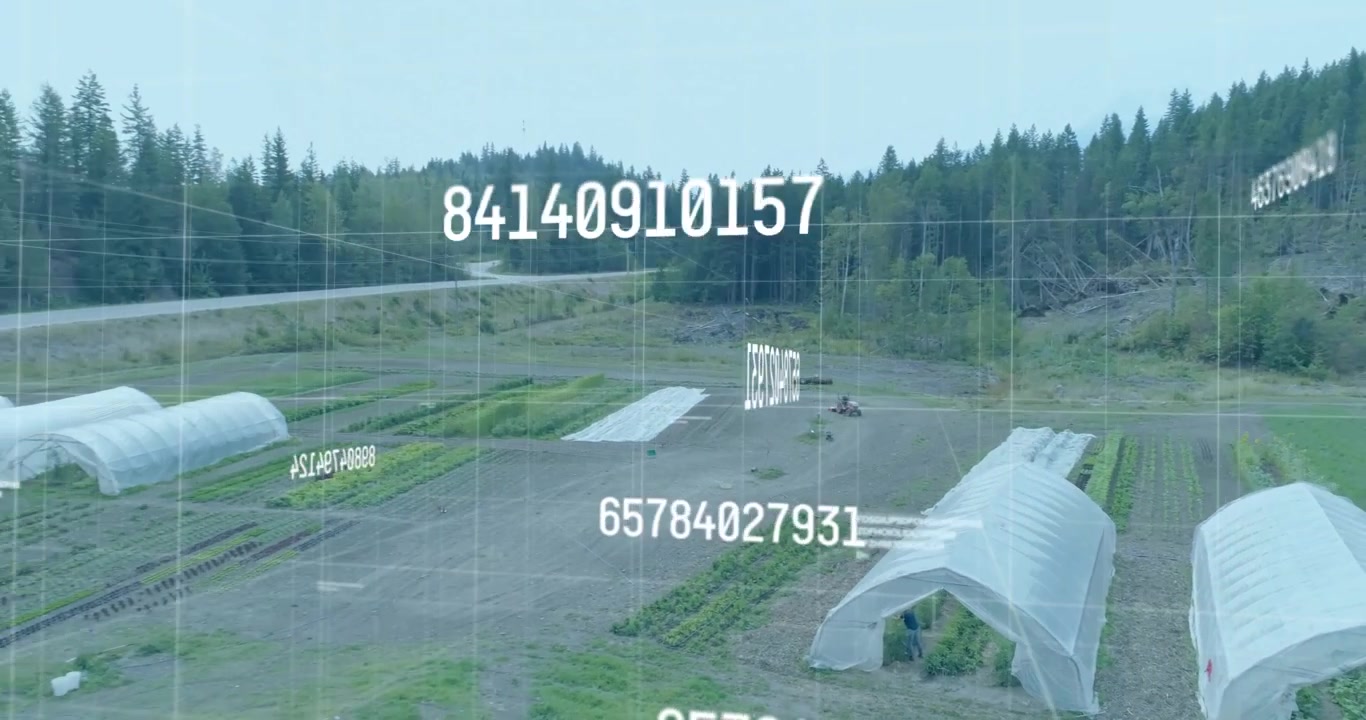 Drone leijuu valkoisen kaarihallin yläpuolella viljelijän kanssa, skannaten maatilaa animoiduilla koodien kohdistusviivoilla.