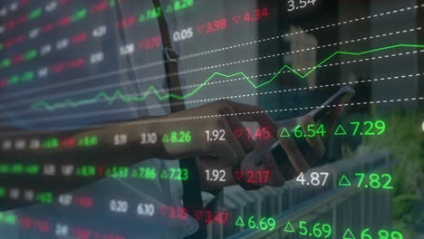 animación del procesamiento de datos financieros sobre el hombre utilizando un teléfono inteligente