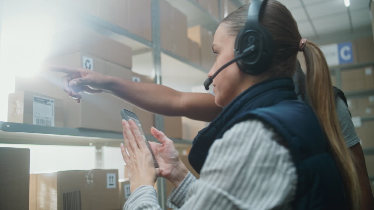 trabajadores del almacén comprobando el inventario