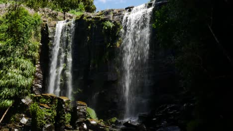 Cascada-Idílica-De-Kerikeri-Que-Cae-En-El-Valle-Durante-El-Día-Soleado-Y-El-Cielo-Azul-En-Nueva-Zelanda---Imágenes-Inclinadas-Hacia-Abajo