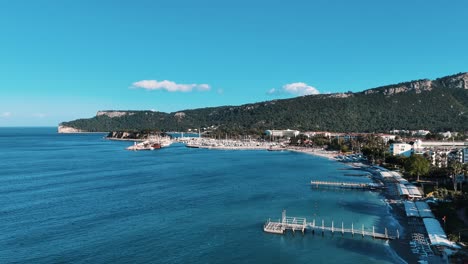 Vista-Por-Drones-De-La-Ciudad-De-Kemer-En-Antalya,-Ciudad-Turística-En-La-Costa-Mediterránea-De-Turquía