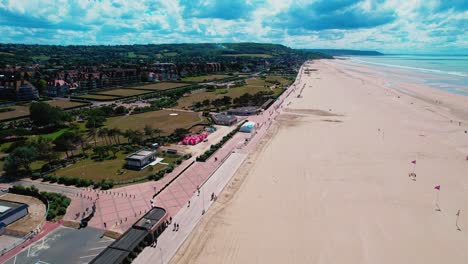 Vogelperspektive-Der-Stadt-Deauville-Entlang-Der-Küste-Mit-Ausgedehnten-Sandstränden-Und-Badeorten