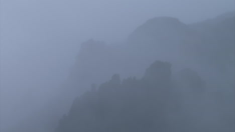 las cimas de las montañas brumosas