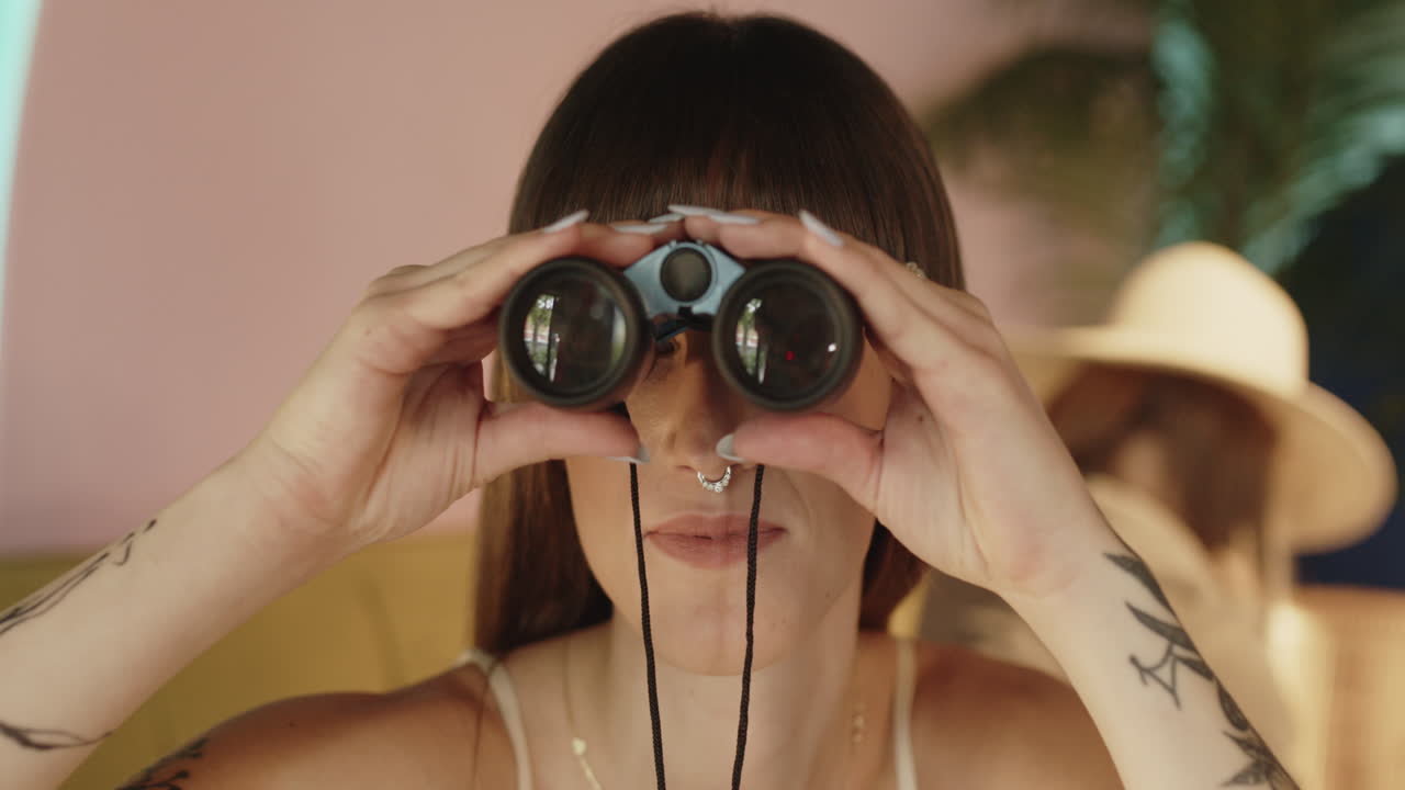 mujer mirando a través de binoculares