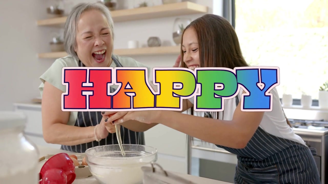 Mulher idosa quebrando um ovo, menina batendo em uma tigela, com a sobreposição gráfica "HAPPY" desaparecendo, para assar.