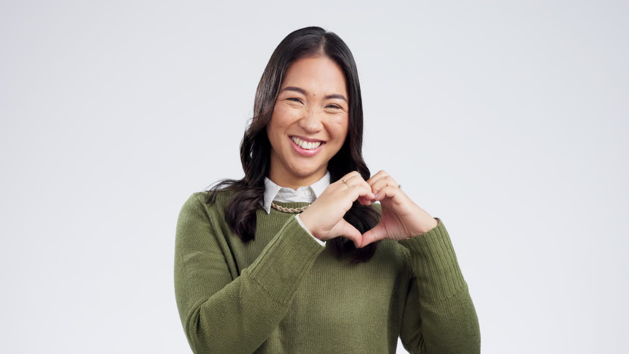 심장, 손과 여성의 얼굴은 스튜디오에서 감사합니다