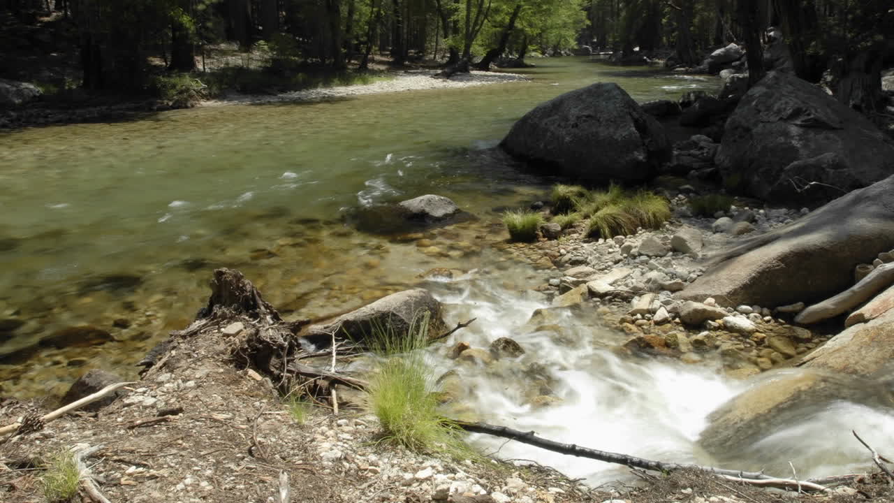 Tidsforløb af Kings River i Kings Canyon Nationalpark, Californien.