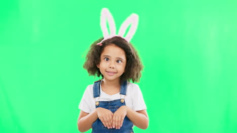 Niños,-Pascua-Y-Cara-Graciosa-Con-Una-Chica-En-Un-Verde