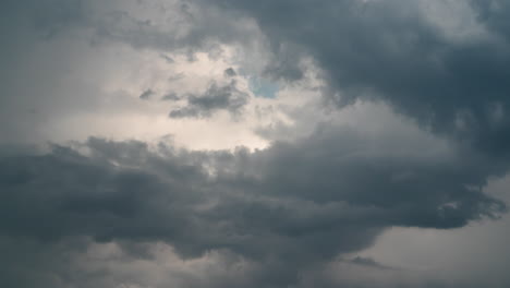 el lapso de tiempo de las nubes de cúmulo esponjosas blancas y las nubes de tormenta oscuras que convergen